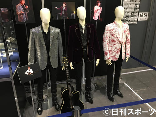 西城秀樹さんのメモリアルイベント「“HIDEKI　UNFORGETTABLE”DAYS」で展示された衣装や愛用のギター（撮影・大友陽平）