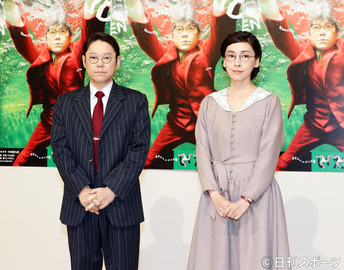 NHK大河ドラマ「いだてん」新キャスト発表での会見に登場した阿部サダヲ（左）と麻生久美子（撮影・浅見桂子）