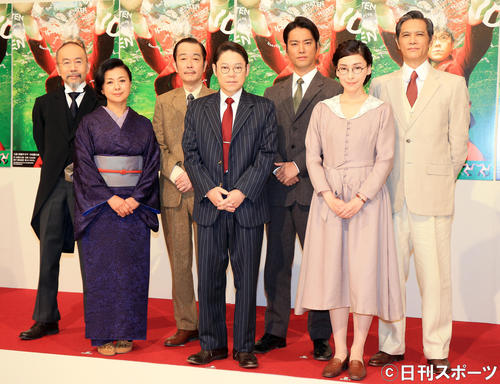 NHK大河ドラマ「いだてん」新キャスト発表で記念撮影する、前列左から薬師丸ひろ子、阿部サダヲ、麻生久美子、後列左から塚本晋也、リリー・フランキー、桐谷健太、加藤雅也（撮影・浅見桂子）