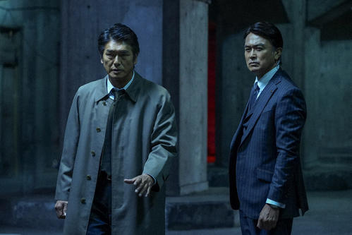 緑坂署の刑事・皆川耕作（高橋克典＝左）と警視庁捜査一課長・久能源一郎（石黒賢）（c）東海テレビ