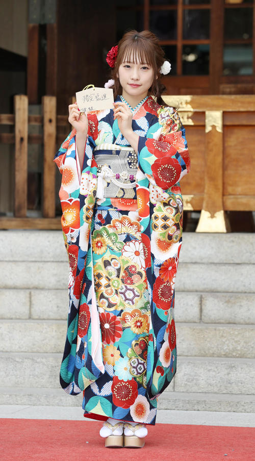 晴れ着姿で今年の目標を書いた絵馬を手にする川栄李奈（2019年1月10日撮影）