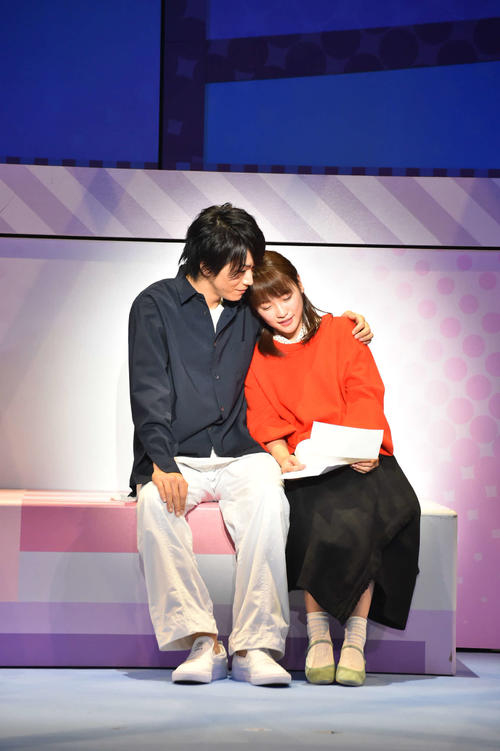 昨年舞台「カレフォン」で肩を寄せ合う川栄李奈（右）と廣瀬智紀