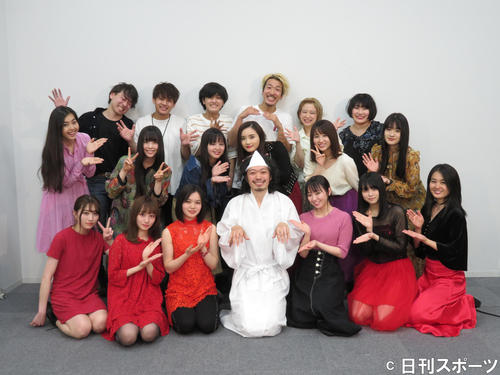 生配信ドラマ「あなたがいなくて僕たちは」がスタートした劇団4ドル50セント。前列左から4人目は丸尾丸一郎氏、同5人目は今泉佑唯（撮影・横山慧）