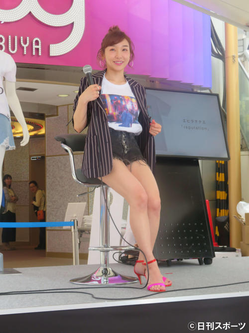 「KISS，TOKYOスペシャルトークイベント」でTシャツのデザインを見せる加護亜依（撮影・大井義明）