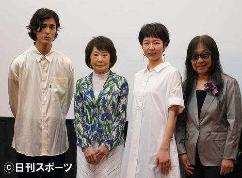 映画「雪子さんの足音」初日舞台あいさつに出席した、左から寛一郎、吉行和子、菜葉菜、浜野佐知監督（撮影・遠藤尚子）