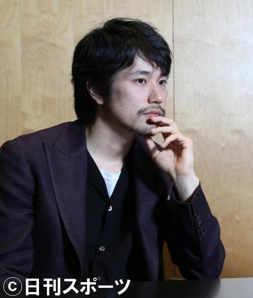 5夜連続の超大型スペシャルドラマで共演する松山ケンイチ（左）とV6岡田准一はインタビュー中に同じしぐさをする（撮影・丹羽敏通）