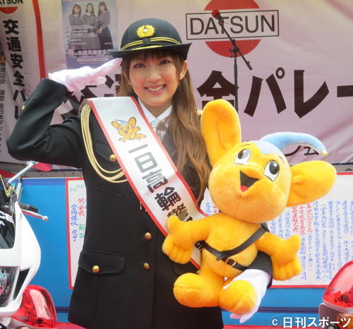 敬礼する山田まりや