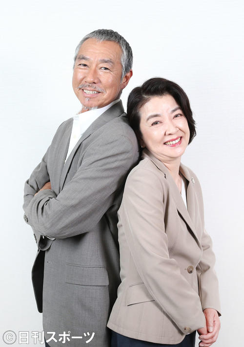 仲良くポーズを取る柳葉敏郎（左）と岸本加世子
