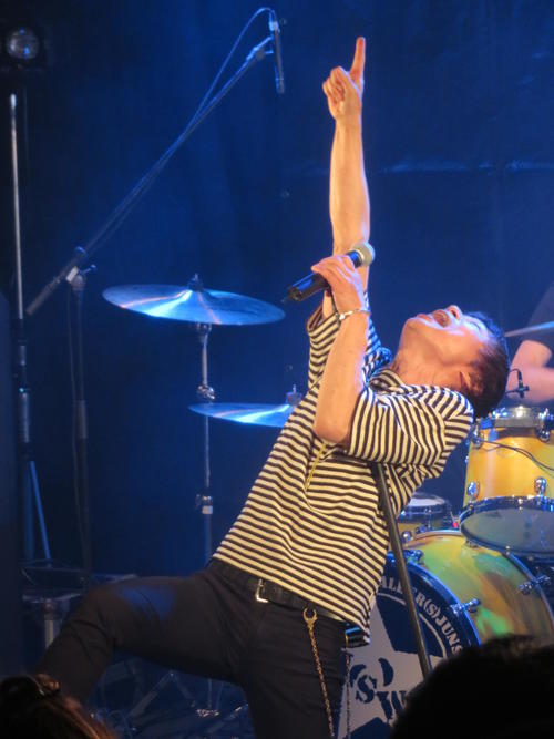 ミニライブで盛り上がる宮田和弥