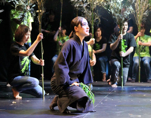 「新浄瑠璃　百鬼丸」に出演した吉田美佳子（中央）