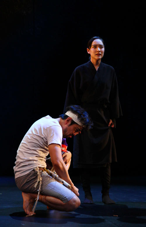「新浄瑠璃　百鬼丸」に出演した吉田美佳子。左は山中崇史