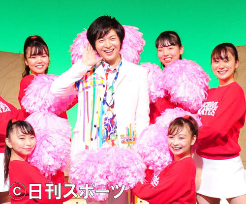 スクールメイツに囲まれる竹島宏（撮影・松本久）