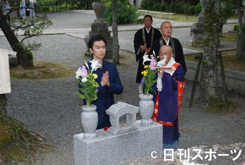 光秀の菩提寺「西教寺」の墓前で手を合わせる長谷川博己（撮影・松浦隆司）