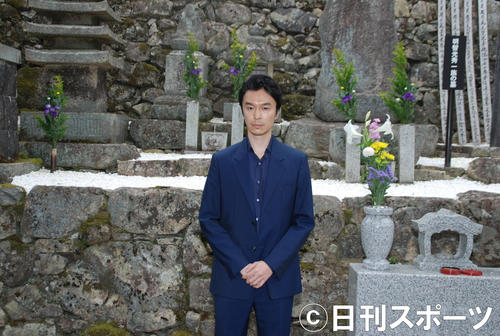 光秀の菩提寺「西教寺」を訪れた長谷川博己（撮影・松浦隆司）