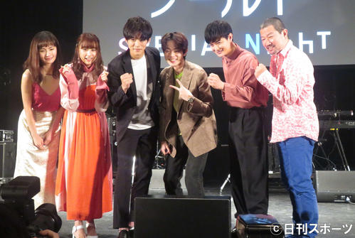 フジテレビ系「パーフェクトワールド」スペシャルイベントに出演した松坂桃李（左から3人目）菅田将暉（同4人目）。左から中村ゆり、山本美月、瀬戸康史、木村祐一（撮影・大井義明）
