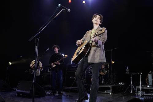 フジテレビ系ドラマ「パーフェクトワールド」スペシャルイベントで熱唱する菅田将暉