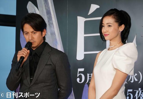 トークショーに出席した岡田准一（左）と沢尻エリカ（撮影・遠藤尚子）