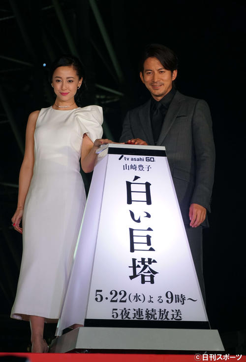 東京スカイツリー点灯式に出席した岡田准一（右）と沢尻エリカ（撮影・遠藤尚子）