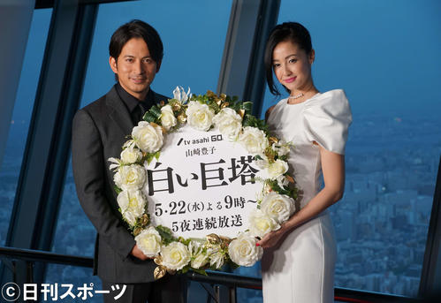 トークショーに出席した岡田准一（左）と沢尻エリカ（撮影・遠藤尚子）