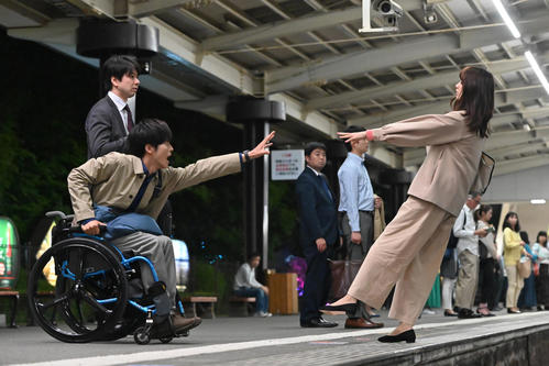 鮎川樹（松坂桃李＝左）が車椅子から懸命に手を伸ばすが、届かずに川奈つぐみ（山本美月）はホームから転落した　（Ｃ）カンテレ