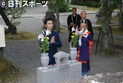 光秀の菩提（ぼだい）寺「西教寺」の墓前で手を合わせる長谷川博己（撮影・松浦隆司）
