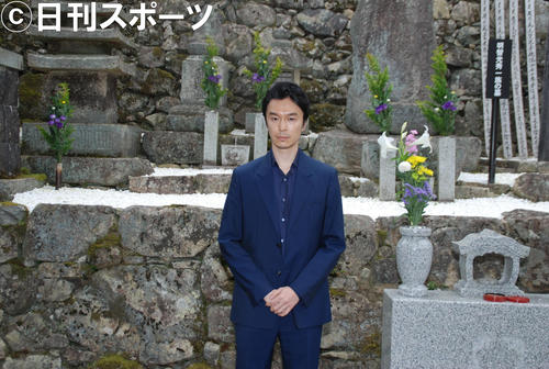 光秀の菩提寺「西教寺」を訪れた長谷川博己（撮影・松浦隆司）