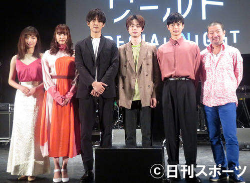 松坂桃李（左から3人目）と菅田将暉（同4人目）。左から中村ゆり、山本美月、2人おいて瀬戸康史、木村祐一（撮影・大井義明）