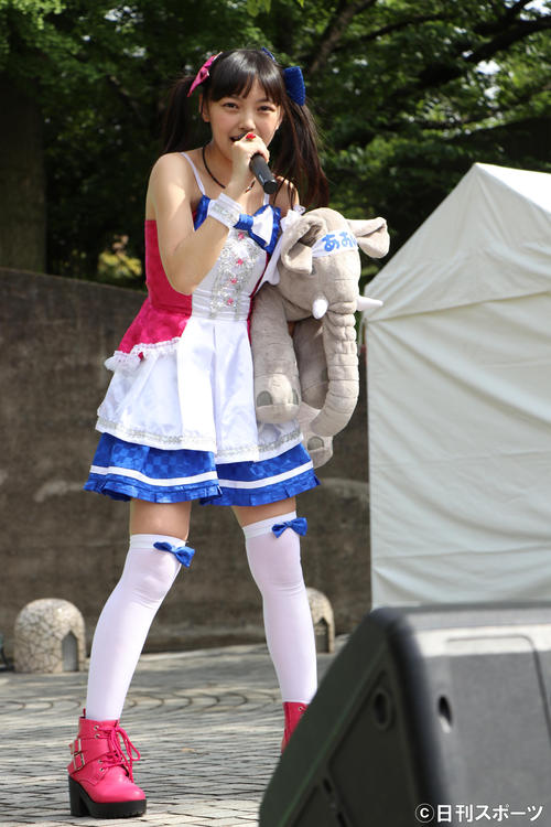 ヨコハマカワイイパークで歌う松山あおい