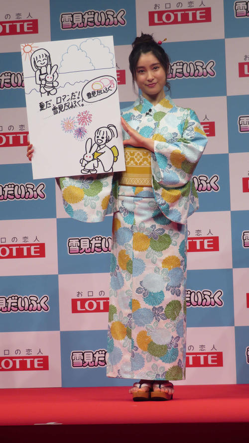 ロッテ「雪見だいふく」新CM発表会で自ら描いたポスターを披露する土屋太鳳（撮影・大井義明）