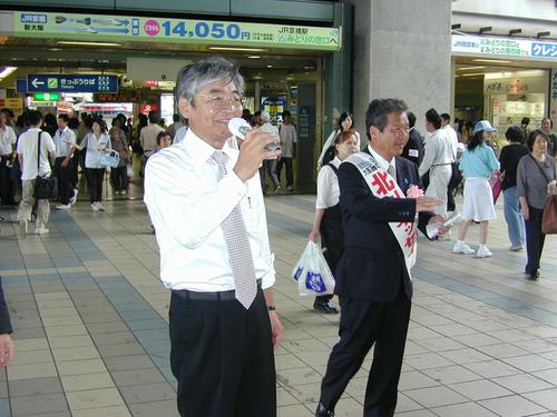 北川イッセイ候補（右）の応援演説で、「地方分権のためには大阪に自民党の議席が必要」と力説する船場太郎氏（04年7月）