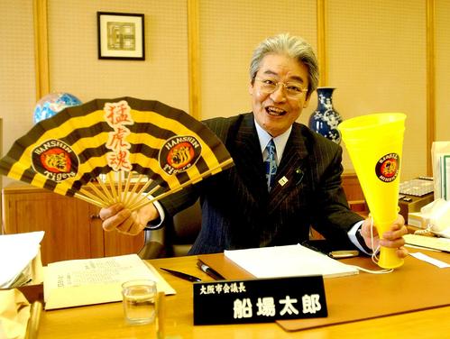 子供のころから藤村のファンだったと語る船場太郎さん（03年8月）
