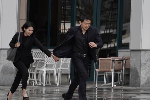 姫川玲子（二階堂ふみ＝左）と極桜会会長・牧田勲（山本耕史）は禁断の恋に落ちていく（C）フジテレビ