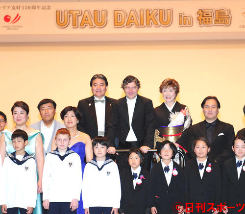 東日本大震災復興支援イベントを行った林明男氏（後列左）と小林幸子（同右）（撮影・松本久）