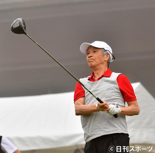 ティーショットを放つ堺正章（撮影・柴田隆二）