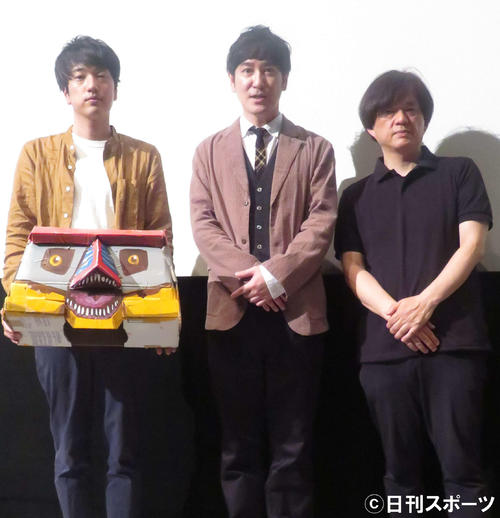 映画「バイオレンス・ボイジャー」舞台あいさつに登壇した田中直樹。左は宇治茶監督、右は安斎レオプロデューサー（撮影・大井義明）