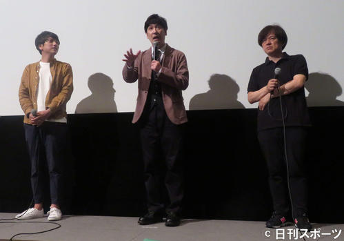 映画「バイオレンス・ボイジャー」舞台あいさつに登壇した田中直樹。左は宇治茶監督、右は安斎レオプロデューサー（撮影・大井義明）