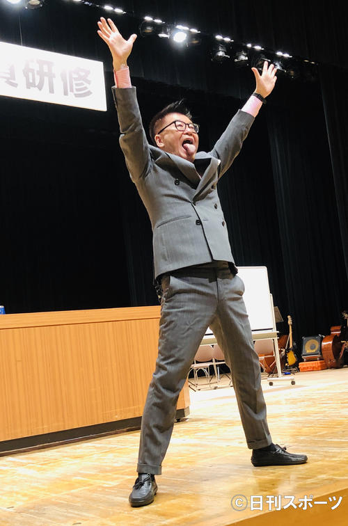講演会で「TBSラジオ　おはようヒロシ体操」を披露する生島ヒロシ