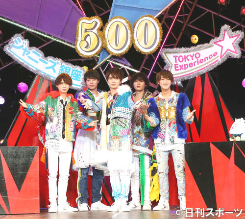 「ジャニーズ銀座2019」500回目公演前ポーズを決めるHiHi　Jetsのメンバー。左から井上瑞稀、佐久間龍斗、高橋優斗、猪狩蒼弥、橋本涼（撮影・垰建太）