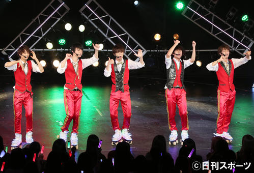 「ジャニーズ銀座2019」500回目記念公演でパフォーマンスするHiHi　Jetsのメンバー（撮影・垰建太）
