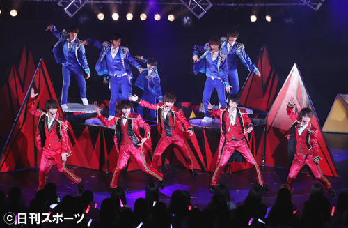 「ジャニーズ銀座2019」500回目記念公演でパフォーマンスするHiHi　Jetsのメンバー（手前）（撮影・垰建太）