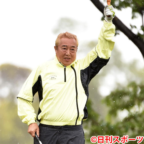 叙々苑カップでティーショットに向かうガダルカナル・タカ（撮影・柴田隆二）