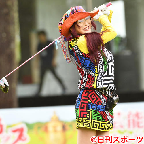 ティーショットを放つ叶美香（撮影・柴田隆二）