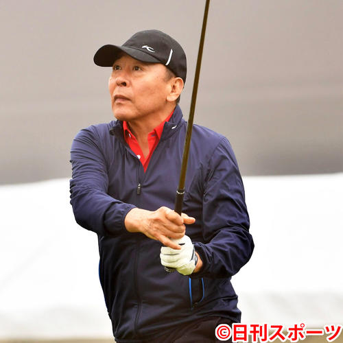 ティーショットを放つモト冬樹（撮影・柴田隆二）