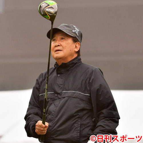 ティーショットを放つ里見浩太朗（撮影・柴田隆二）