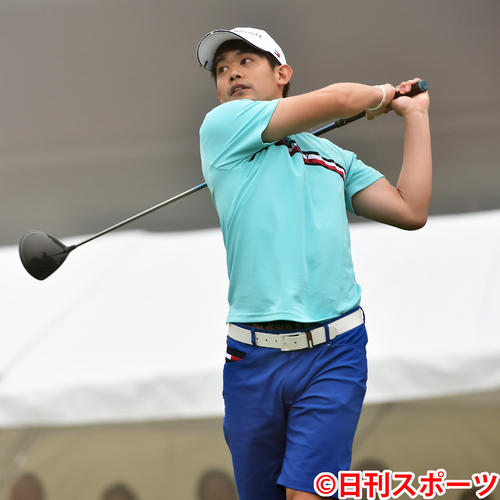 ティーショットを放つ小塚崇彦（撮影・柴田隆二）