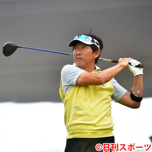 ティーショットを放つ石田純一（撮影・柴田隆二）