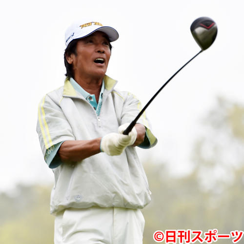 ティーショットを放つ松崎しげる（撮影・柴田隆二）