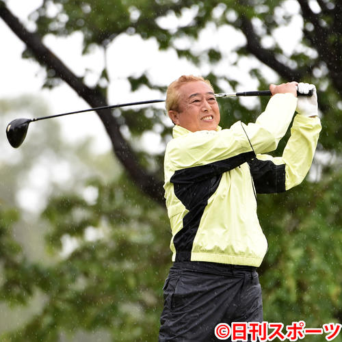 ティーショットを放つガダルカナル・タカ（撮影・柴田隆二）
