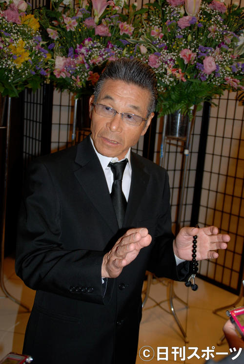 盟友だった木村進さんの通夜の弔問に訪れた間寛平（撮影・松浦隆司）