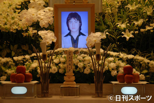 通夜の祭壇には木村進さんの若かりし日の写真が飾られた（撮影・松浦隆司）